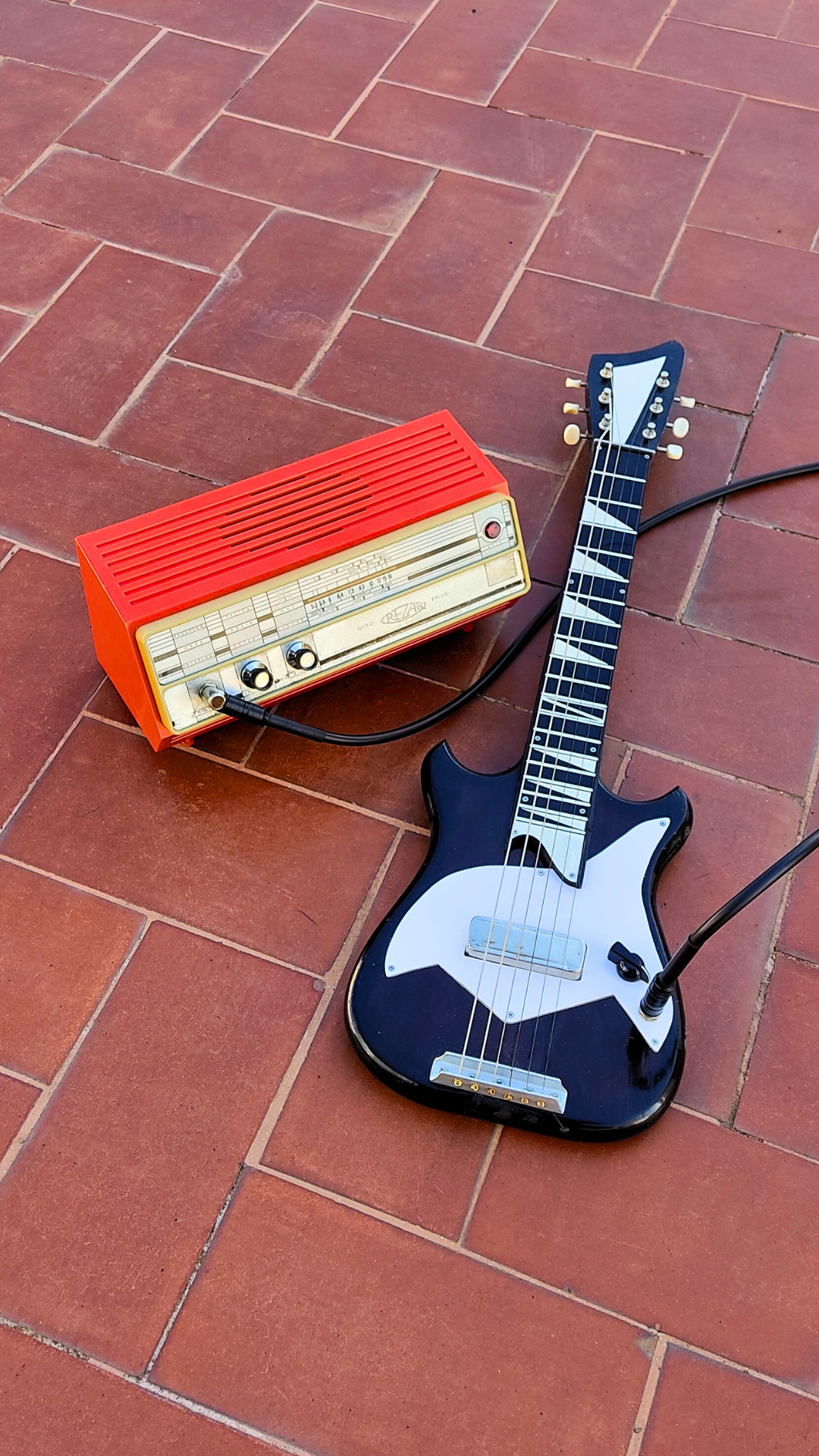 "RAZOR" Vintage guitar radio amp