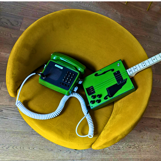 "Olive Ruby TC" Portable guitar amp + microphone + tremolo by Zeta Creations