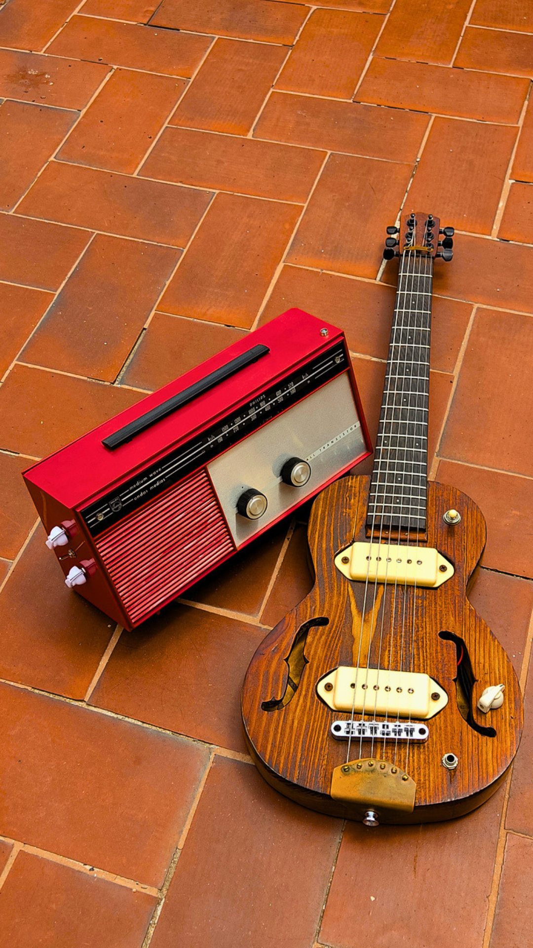RED VOLT T Vintage guitar radio amp with tremolo
