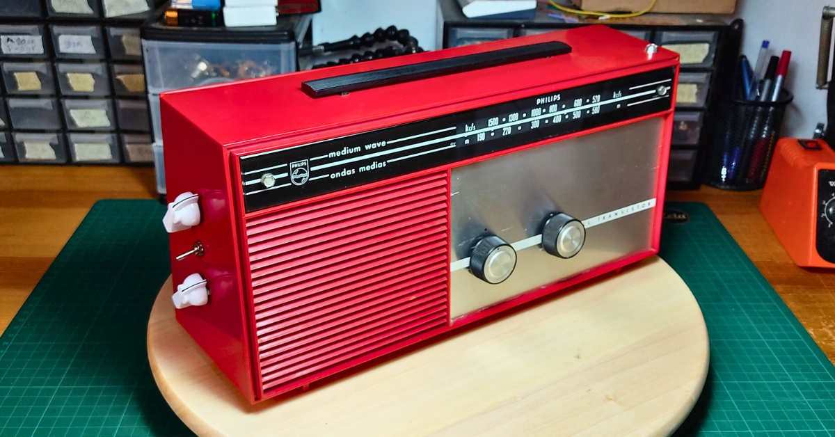 RED VOLT T Vintage guitar radio amp with tremolo