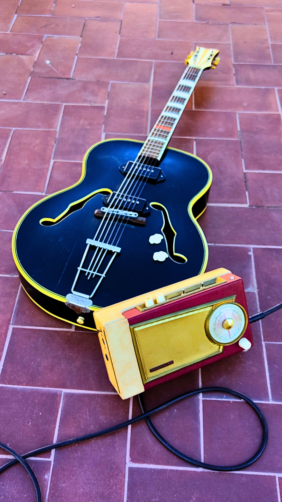 "RADIALVA T" Portable guitar radio amp with tremolo by Zeta Creations