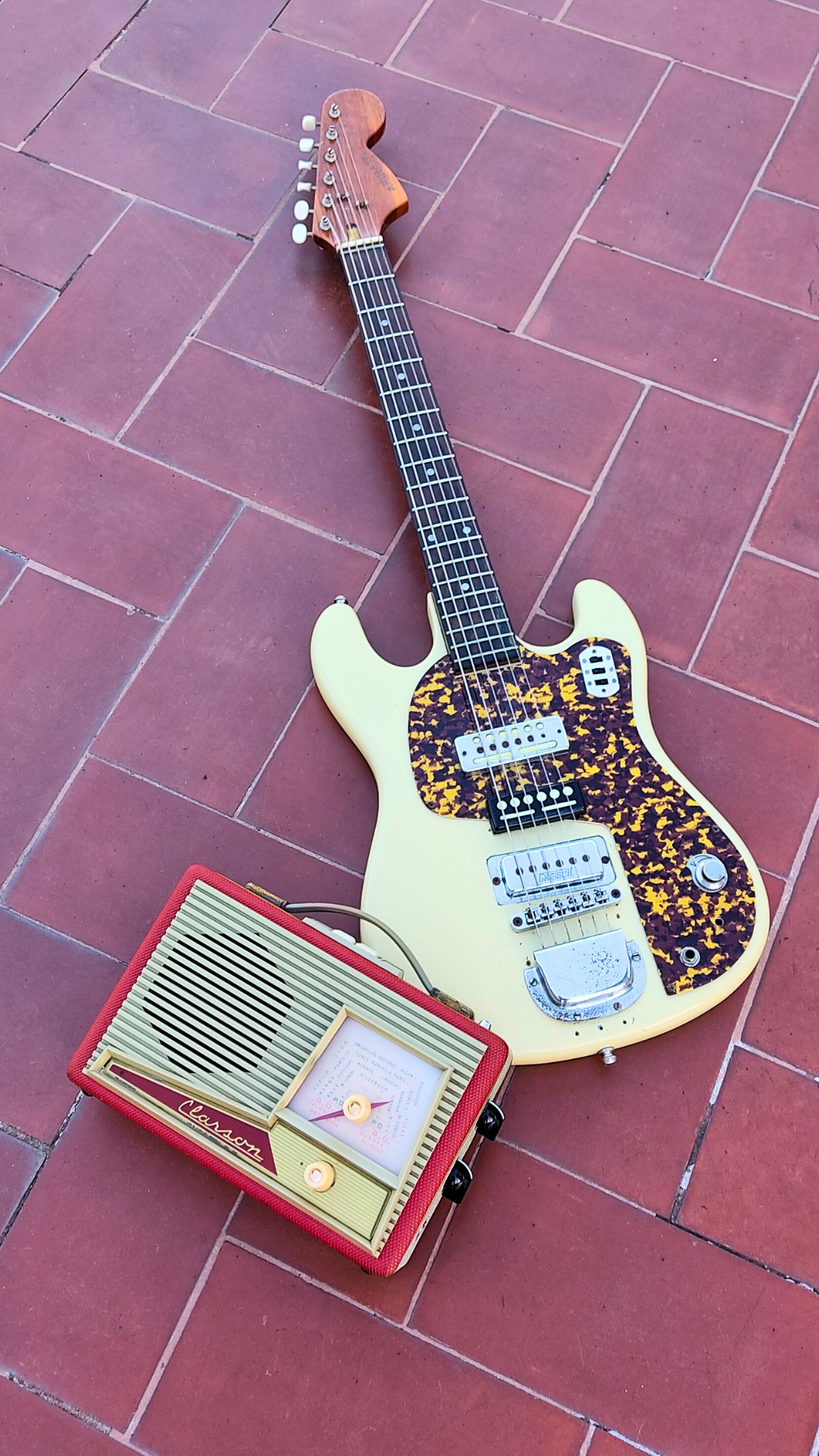 "HONEYCOMB RED T" Vintageguitar radio amp with tremolo