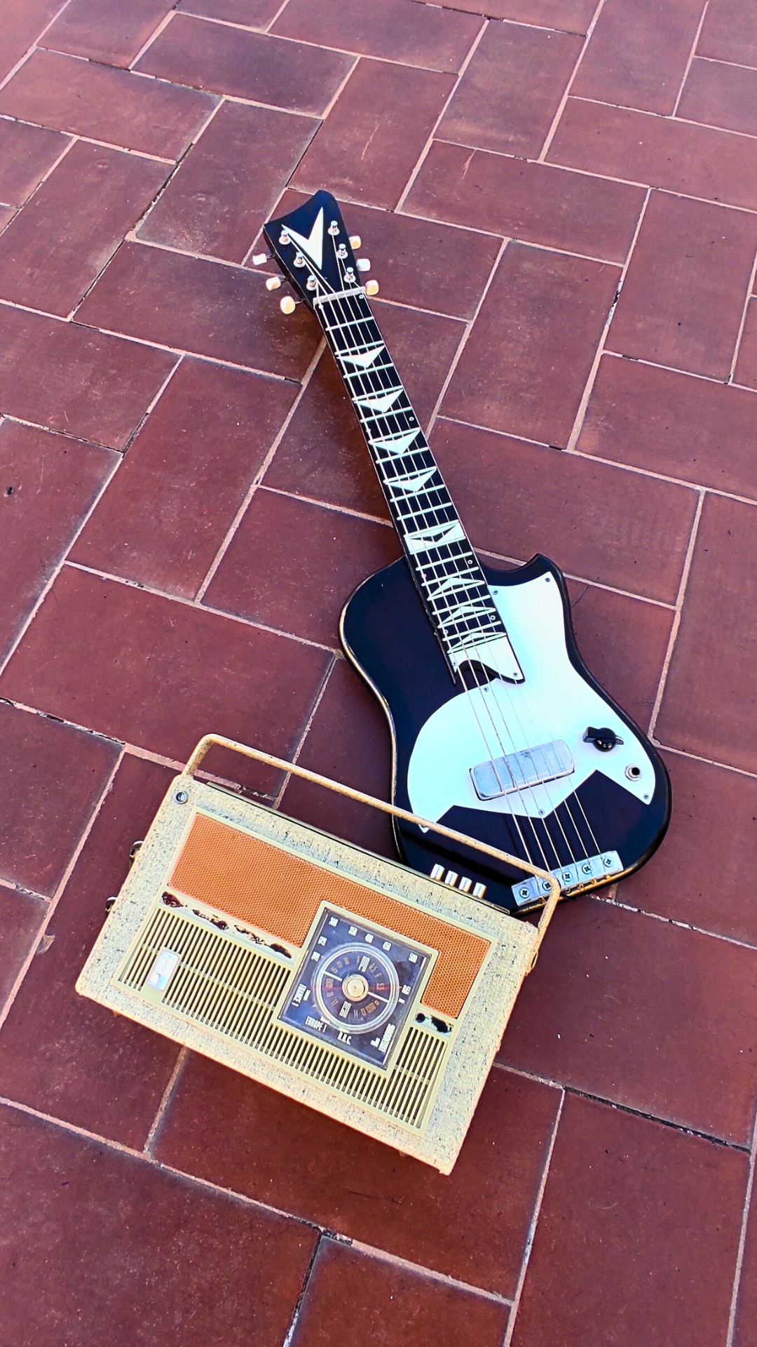 "MANHATTAN T"  Vintage guitar radio amp with tremolo