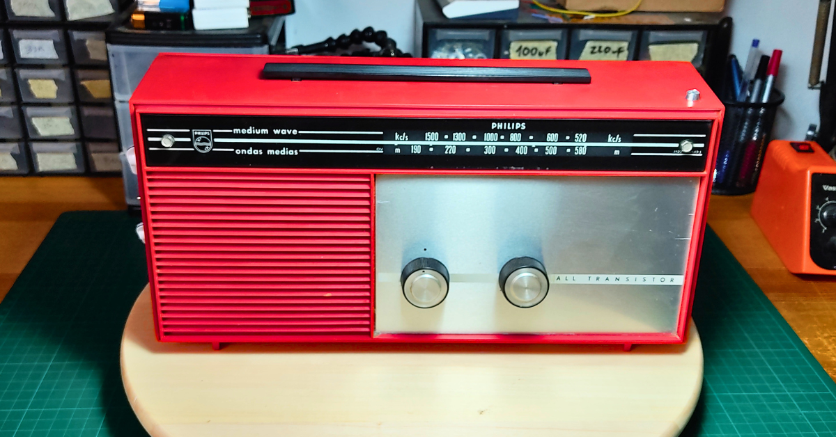 RED VOLT T Vintage guitar radio amp with tremolo