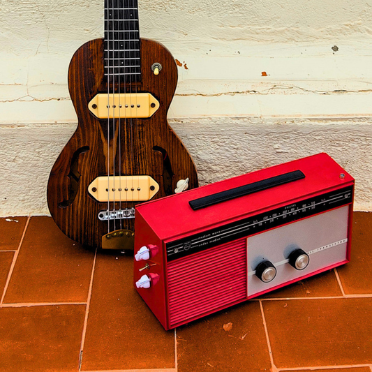 RED VOLT T Vintage guitar radio amp with tremolo