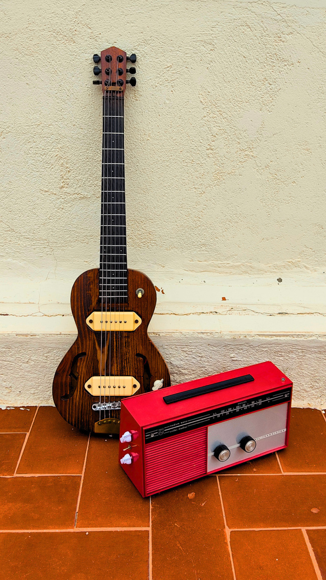 RED VOLT T Vintage guitar radio amp with tremolo