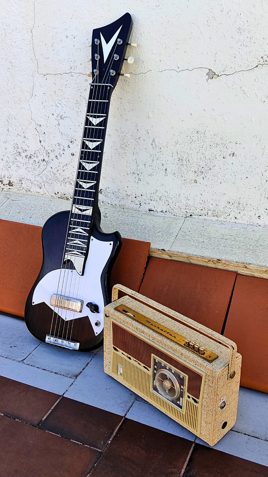 "MANHATTAN T"  Vintage guitar radio amp with tremolo