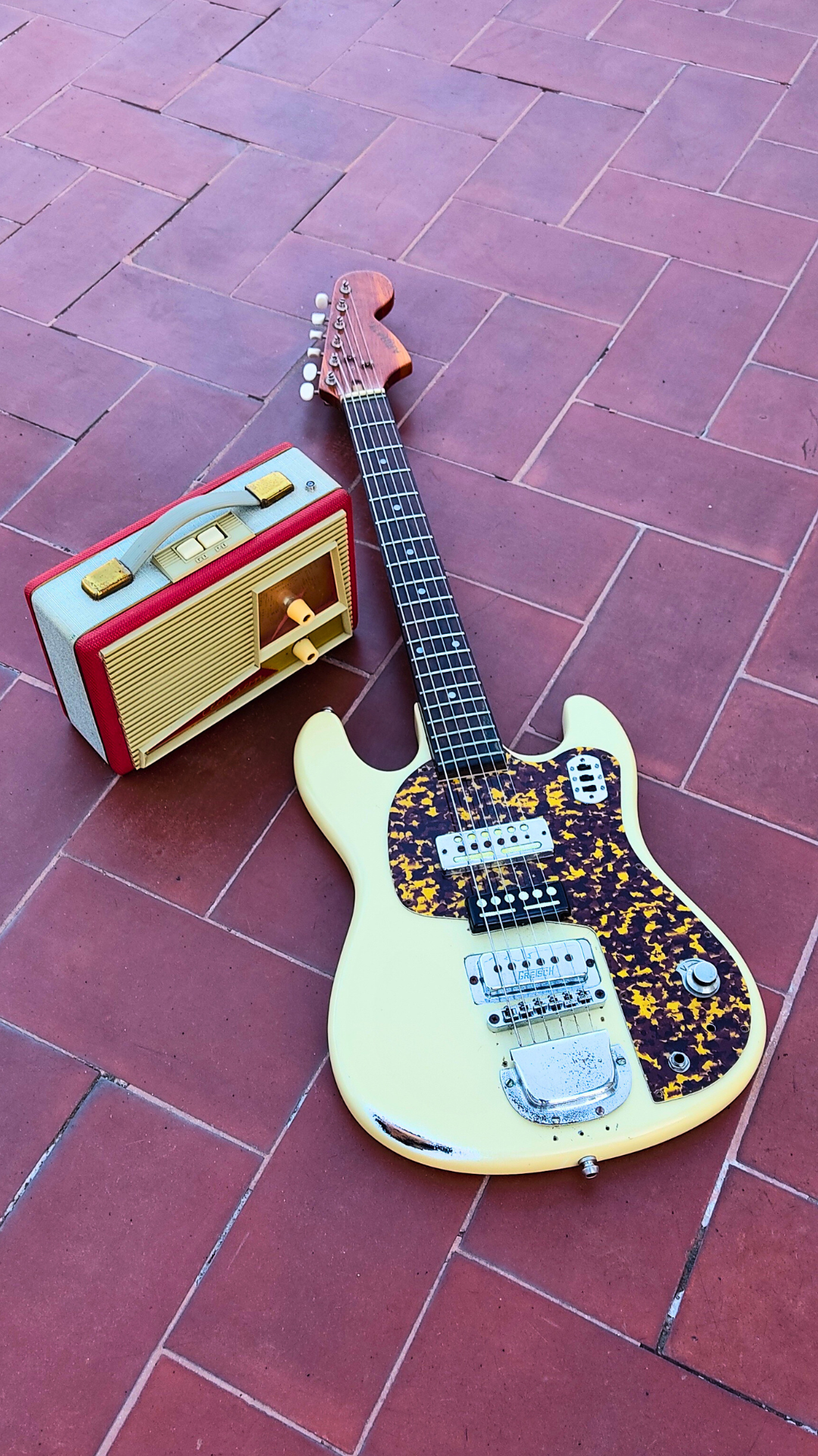 "HONEYCOMB RED T" Vintageguitar radio amp with tremolo