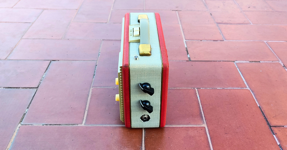 "HONEYCOMB RED T" Vintageguitar radio amp with tremolo
