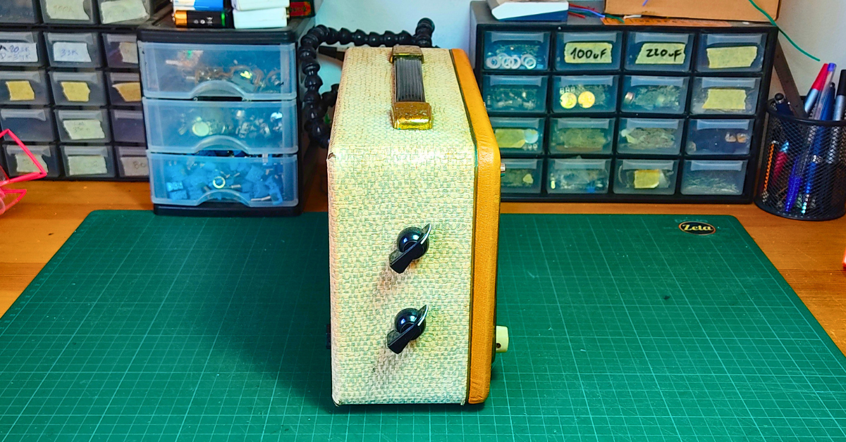 THE BEAST T Vintage guitar radio amp with tremolo