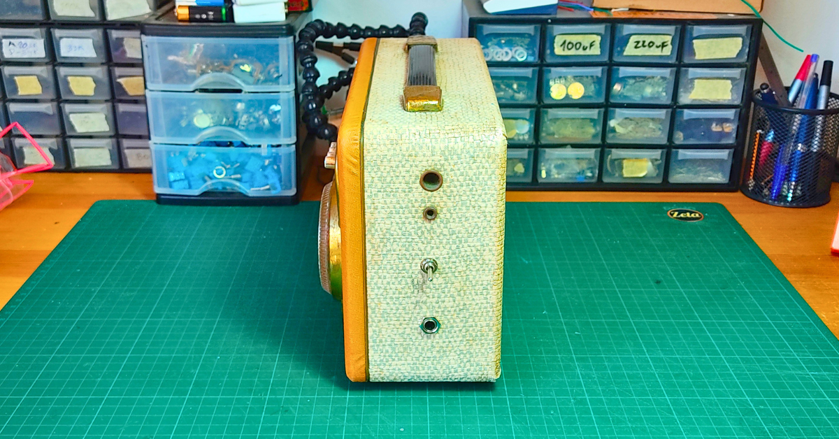 THE BEAST T Vintage guitar radio amp with tremolo