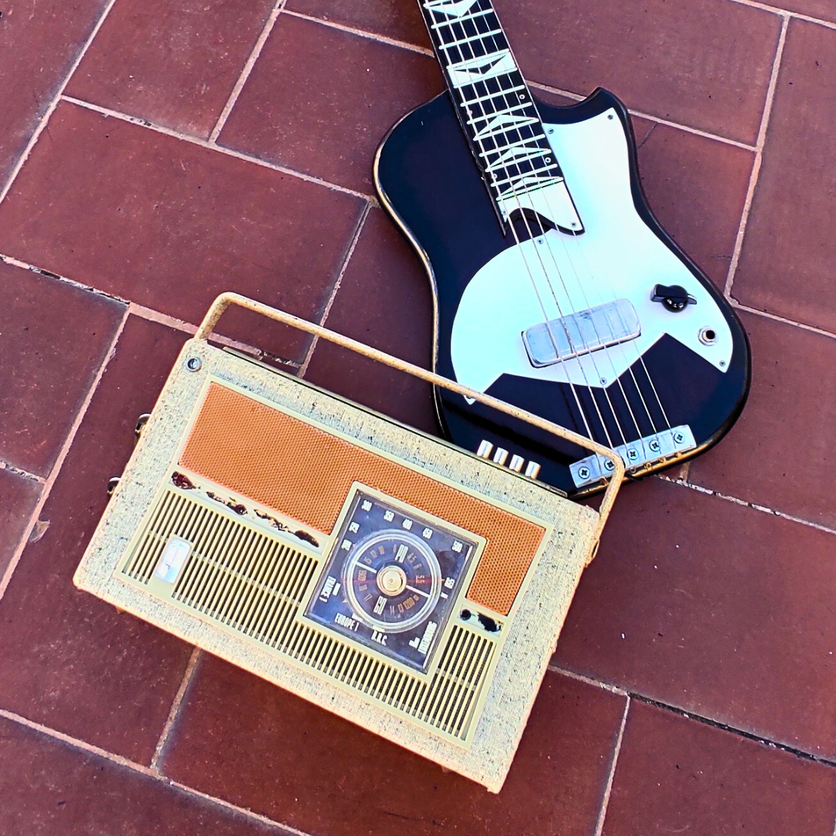 "MANHATTAN T"  Vintage guitar radio amp with tremolo