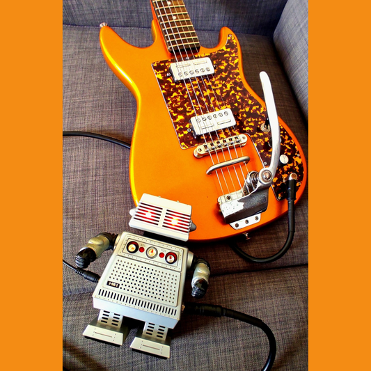 ASTROMAN portable guitar amp – vintage 70s Japanese radio shaped like a robot with guitar