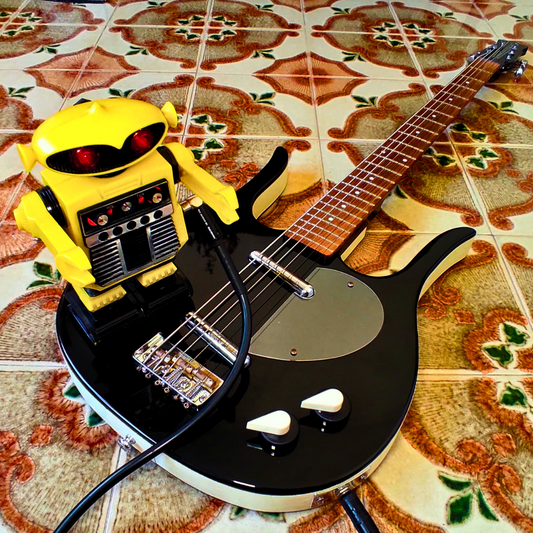 ASTROMAN Y portable guitar amp – yellow vintage 70s Japanese radio in robot shape

