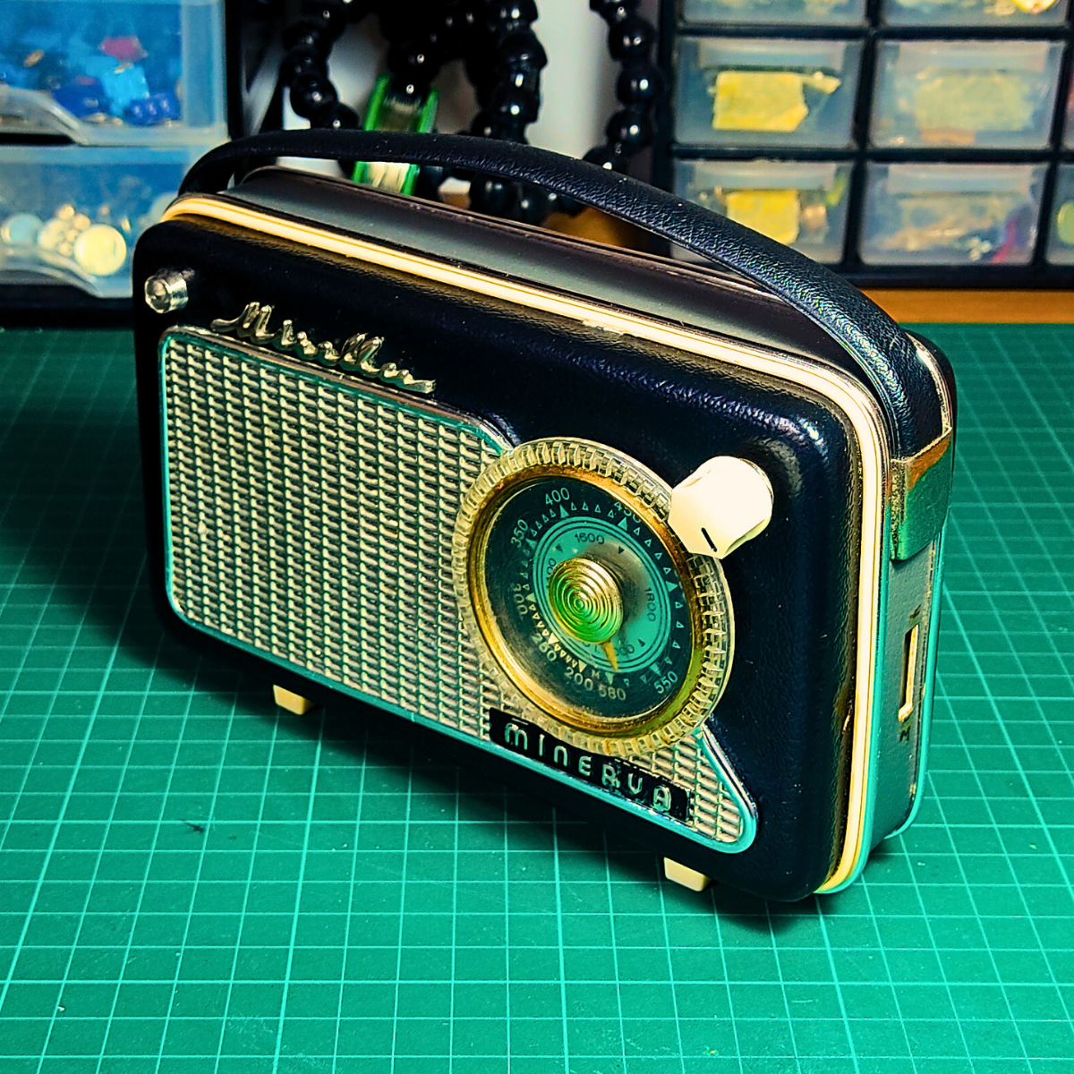 MINERVA portable guitar amp – vintage French radio repurposed as amplifier

