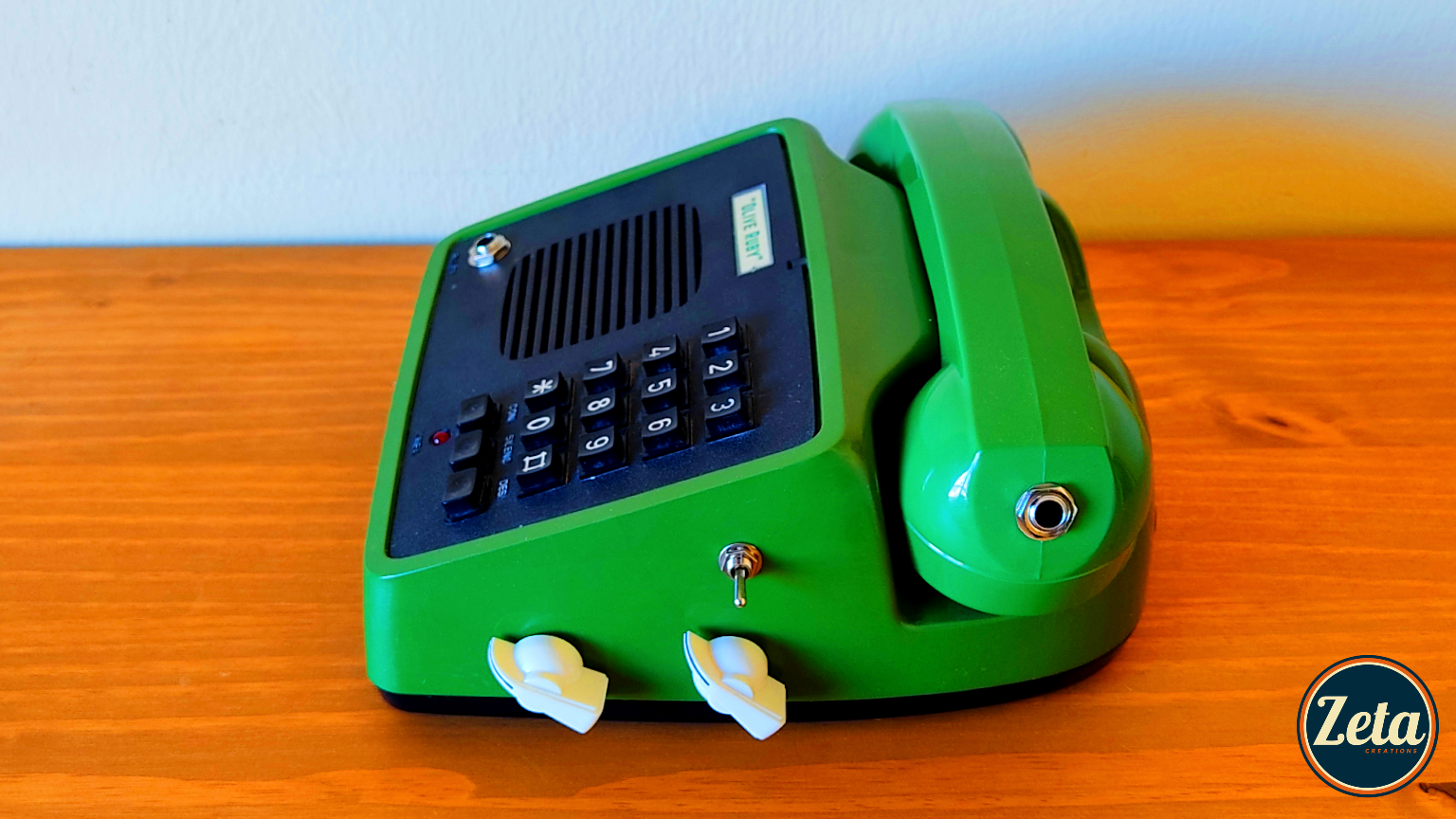 Side view of OLIVE RUBY TC – controls of the tremolo effect