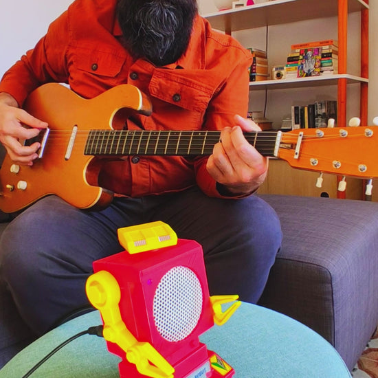 Demo video of BOMBERBOY handmade guitar amp made from vintage walkie talkie

