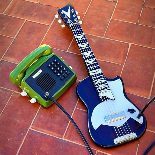 "Olive Ruby TC" Portable guitar amp + microphone + tremolo by Zeta Creations