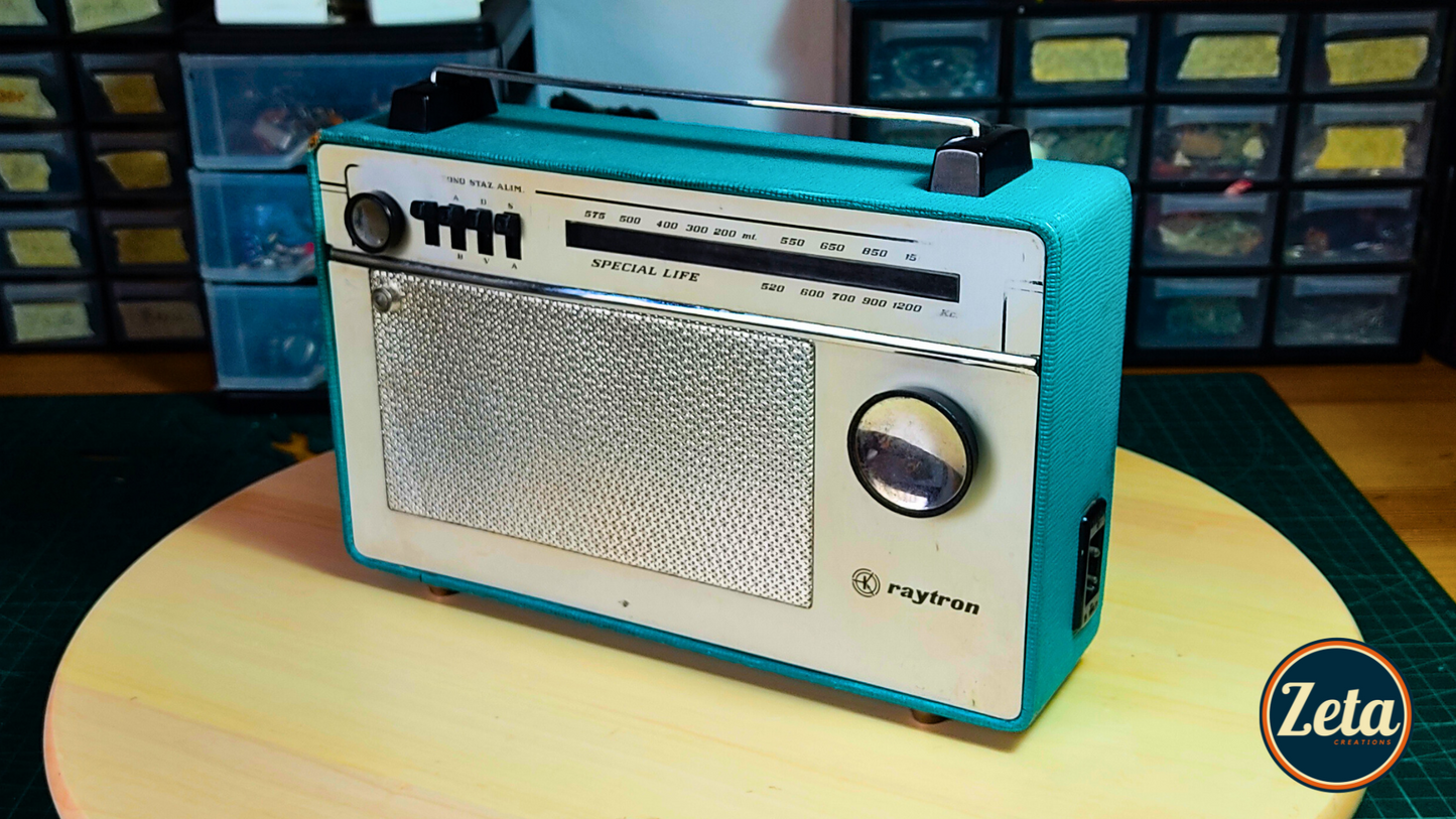 Angled view of SPECIAL RAY portable guitar amplifier

