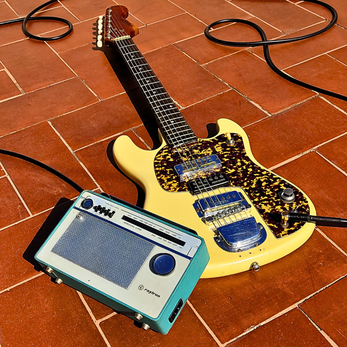 SPECIAL RAY portable guitar amp – vintage radio converted into amplifier

