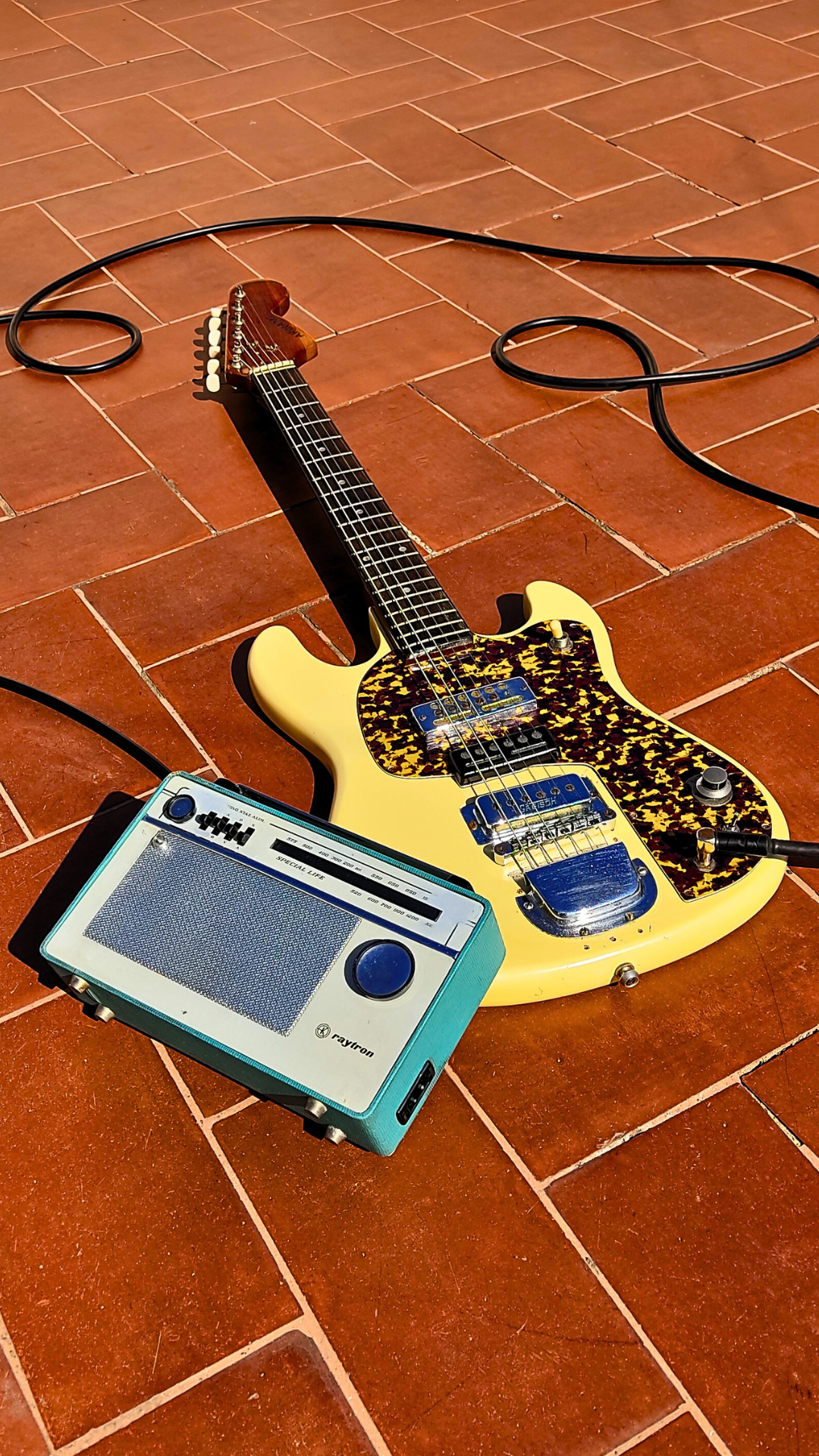 SPECIAL RAY portable guitar amp – vintage radio converted into amplifier
with guitar