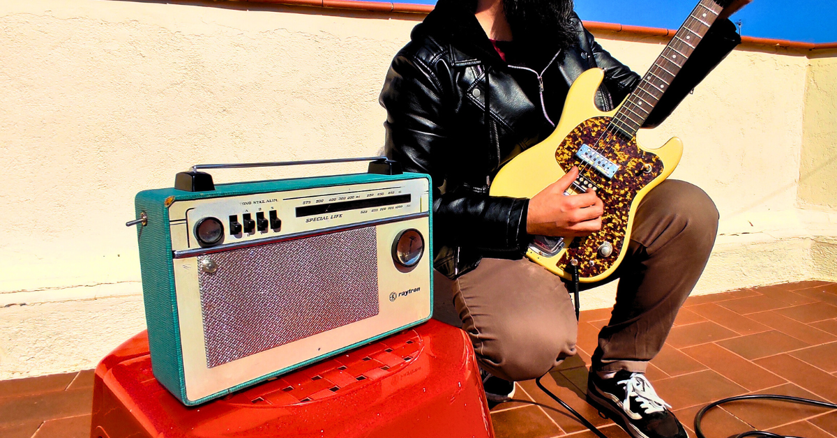 SPECIAL RAY portable guitar amp – vintage radio converted into amplifier
with guitar 2