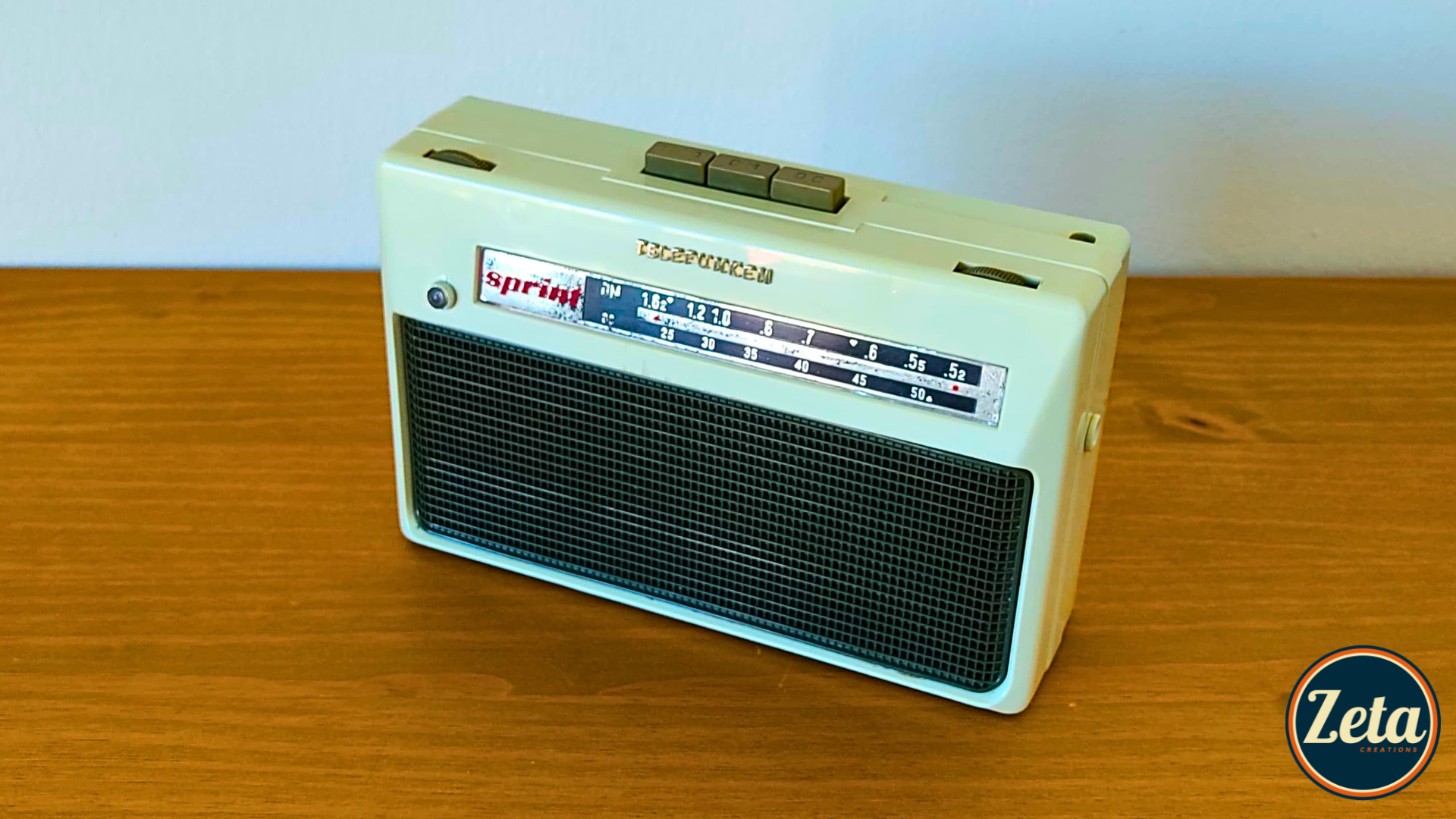 Angled view of SPRINTER portable guitar amplifier

