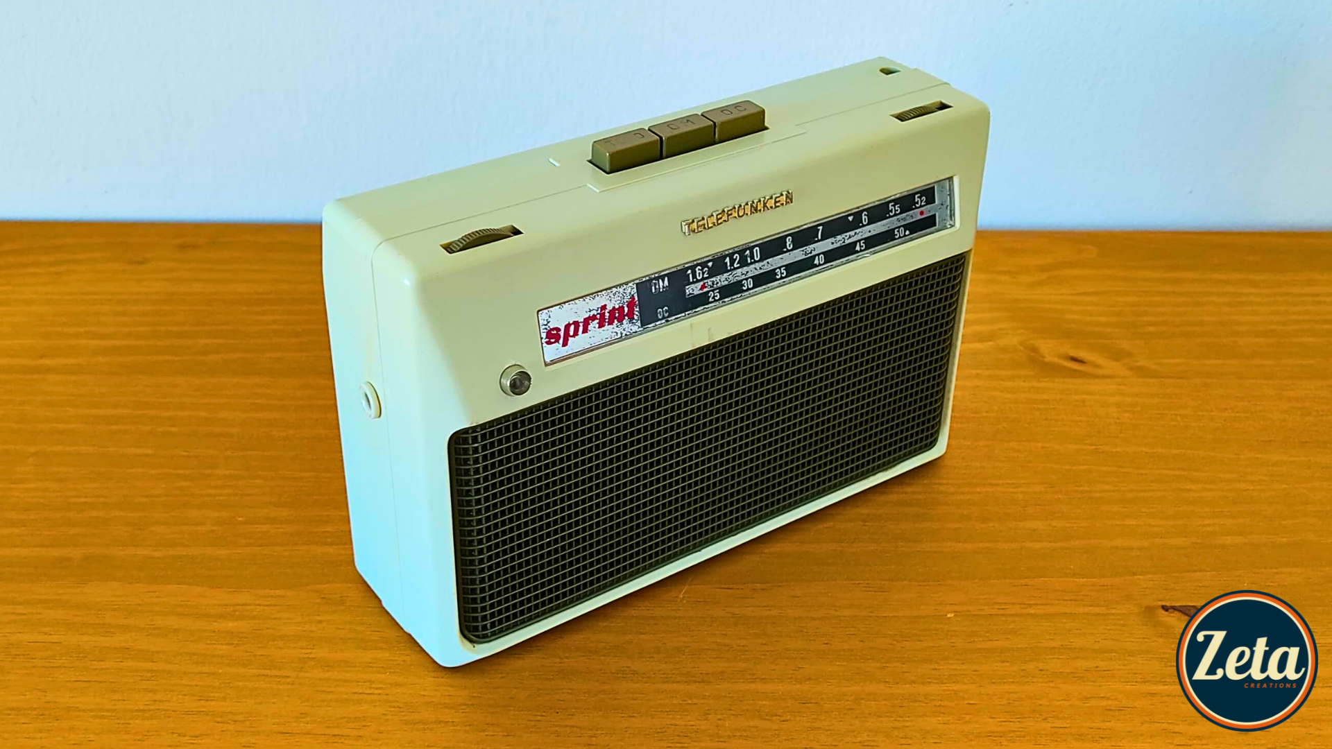Second angled view of SPRINTER handmade guitar amplifier

