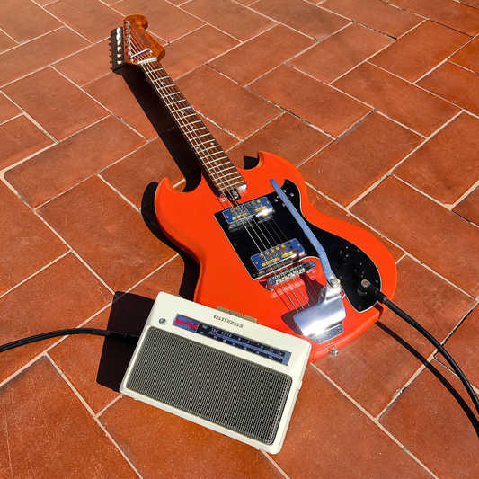 SPRINTER portable guitar amp – vintage radio repurposed as amplifier

